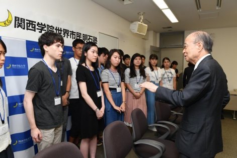 明石塾長と意見交換する高校生