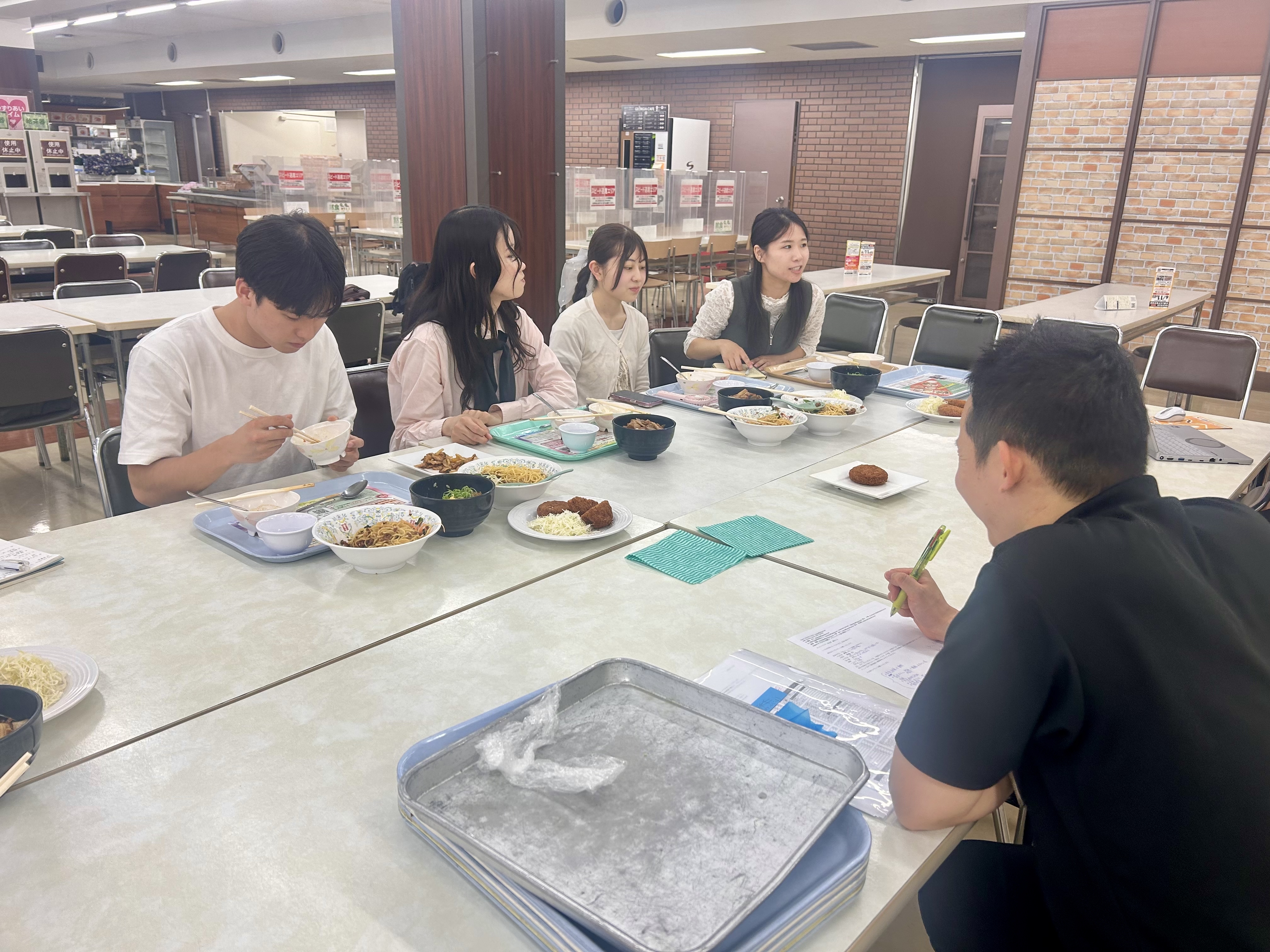 企画した学生による試食会の様子