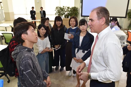 質疑応答の後も多くの学生がキャンドランド氏に話を聞きに行きました