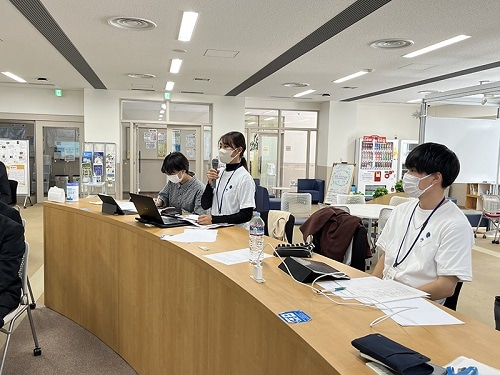 質問をする教育学部生