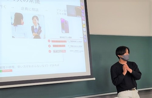 事業プランを説明する学生