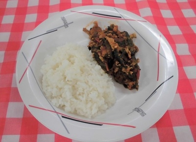 ロマサバ丼（ホウレンソウと豚肉を加えたマダガスカル料理）
