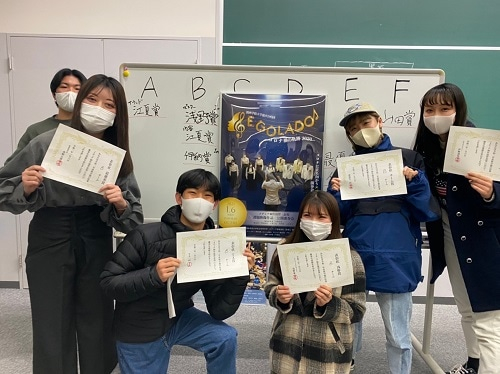 制作した総合政策学部の学生たち