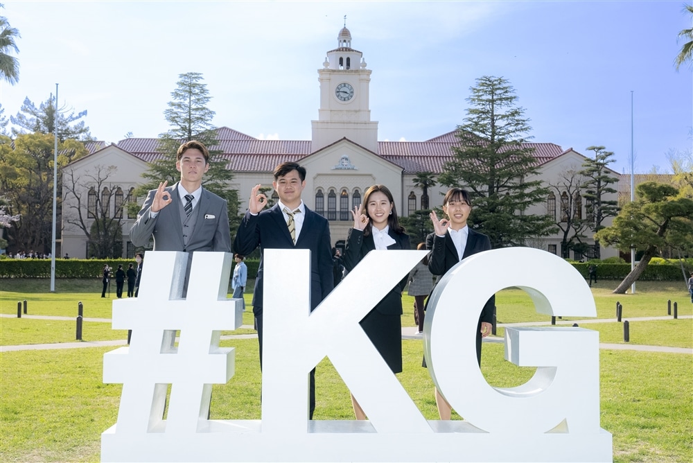 「#KG」モニュメント前で記念撮影する新入生