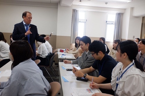 学生にレーズンの原産国を尋ねる村田教授