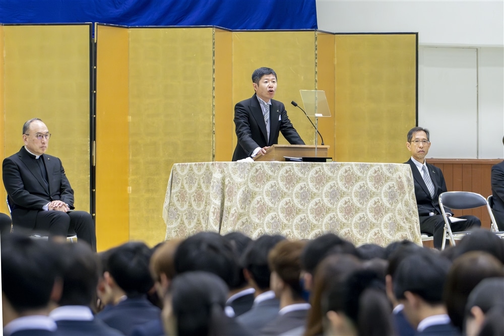 式典で祝福の言葉を述べる森康俊学長