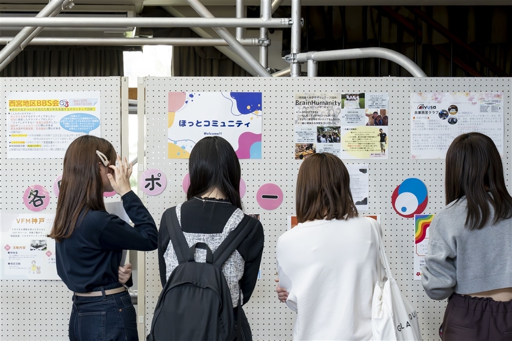 各団体の概要を熱心に見る新入生