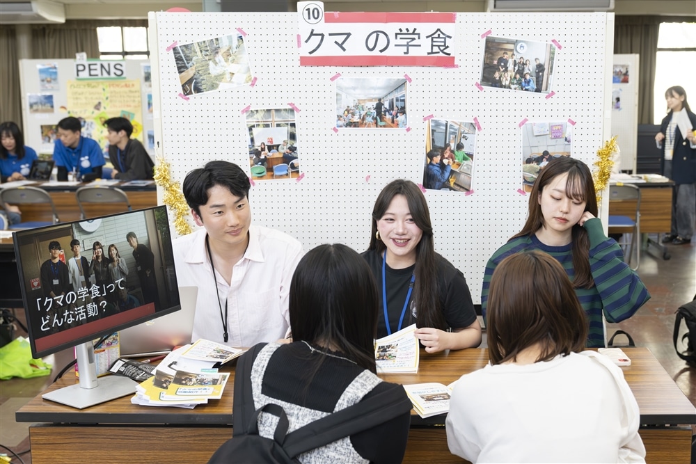 新入生にボランティア活動を紹介する在学生