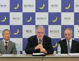 左から村田治学長、マッケンジー・クラグストン教授、神余隆博副学長