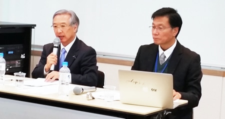 (左)村田 治・学長、(右)關谷武司・国際学部教授