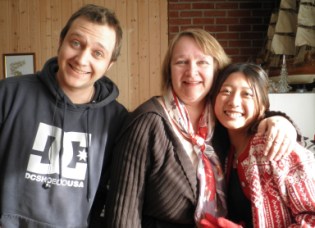 仲のよいノルウェー人の家族との写真(右端が矢野さん)