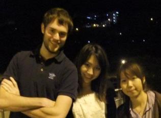 台湾人と留学生が集まってBBQをしたとき(写真中央が吉田さん)