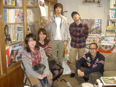 井口教授のオフィスで教授と協力し、論文を書き上げたゼミ生たちの様子