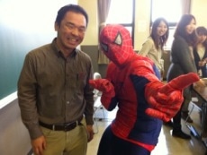 上村先生とスパイダーマン（ゼミ生）