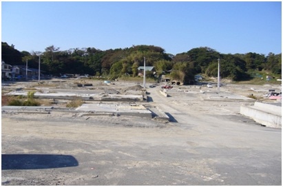 津波で流された住宅地跡（宮城県東松島市月島地区にて）