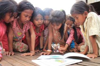 絵本を見る、カンボジアの子どもたち