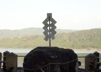 余呉湖の岸に立つ御幣