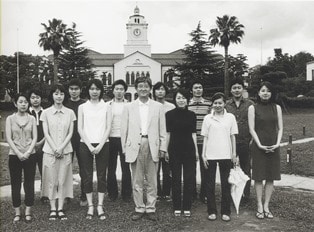 心理学科のゼミメンバーと大好きな中央芝生で(右二人目が虎貝さん)