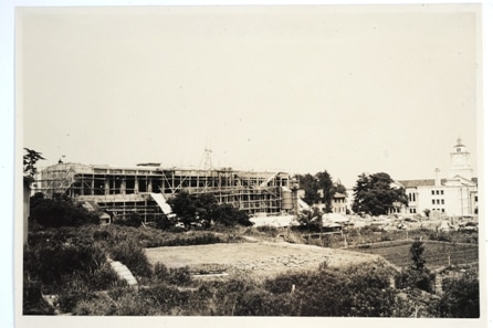 工事中の社会学部校舎（1960年6月）