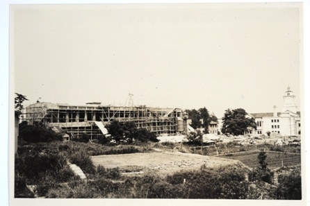 工事中の社会学部校舎(1960年6月)