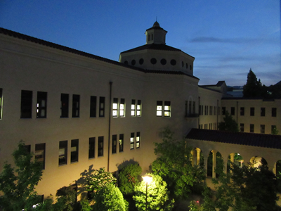 人間福祉学部があるG号館 夜の風景