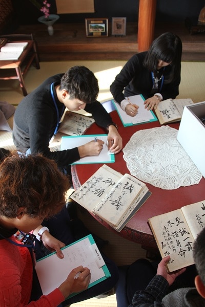 品覚(ほんかく)寺での資料見学の様子。