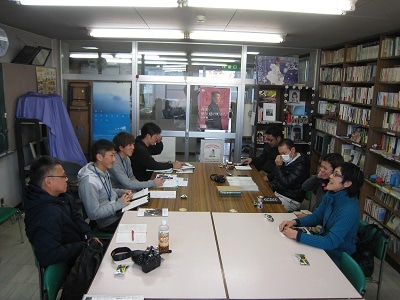 島の若手有志の方々との意見交換会の様子。