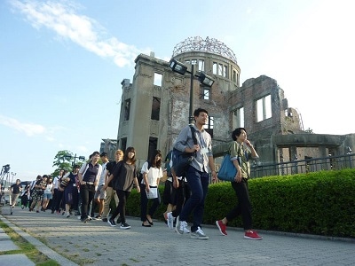 平和学特別演習「ヒロシマ」:平和記念式典に向かう学生たち