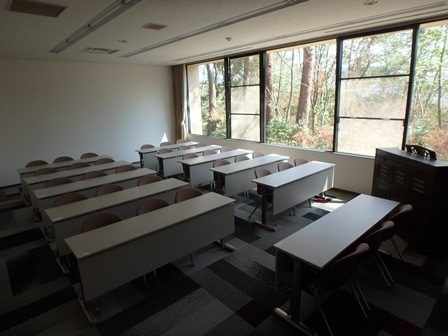 第1研修室は教室型のテーブル配置