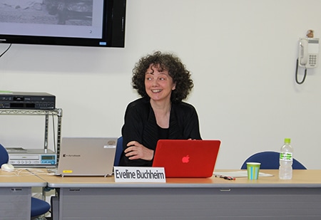 【写真1】Eveline Buchheim博士の報告の様子