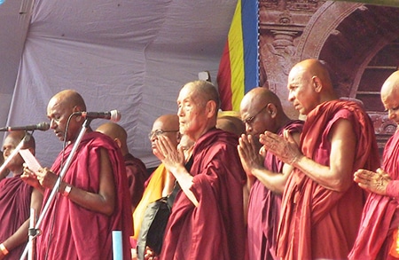 仏教入信の２２の誓願を唱和する様子(写真中央は佐々井師）
