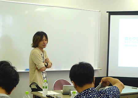 【写真1】鈴木謙介氏の報告の様子