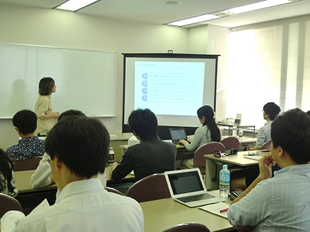 【写真2】全体の様子(前列:ディスカッサント)