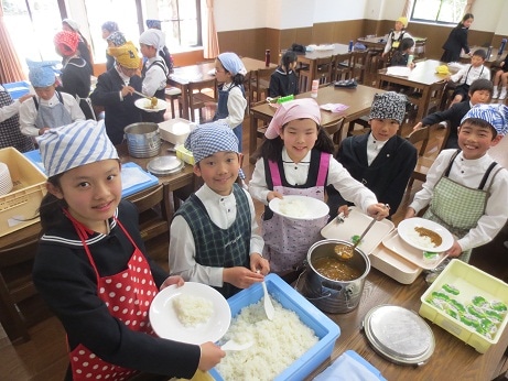 「配膳・盛り付けも自分たちで!」