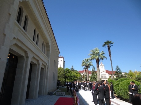 「新中央講堂と大学博物館」