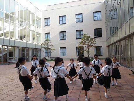「中庭で花いちもんめ♪」