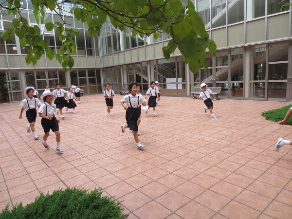 「中庭で」