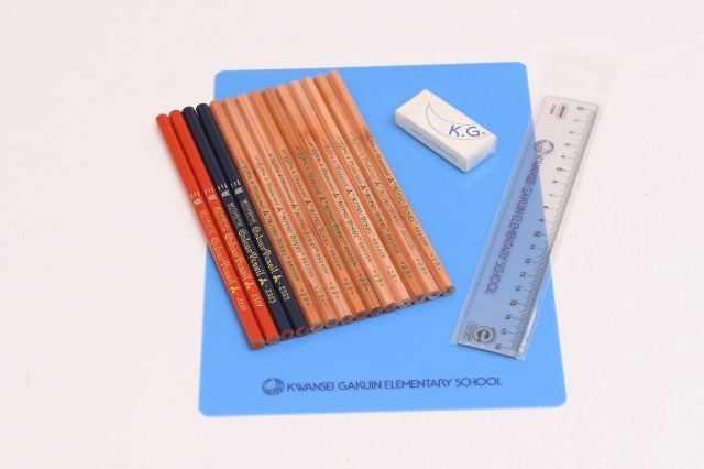 文具セット(鉛筆・赤鉛筆・青鉛筆・消しゴム・下敷き・直定規。一部バラ売りも行っています。)