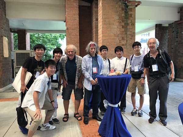 JCDCG^3の国際学会で、著名な教授（秋山 仁教授とJ.Pach教授）とともに