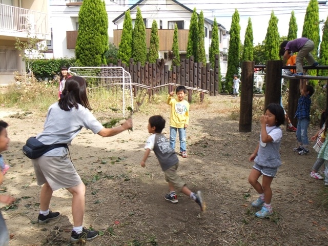 関西学院幼稚園 今日の子どもたち サツマイモの蔓の遊び