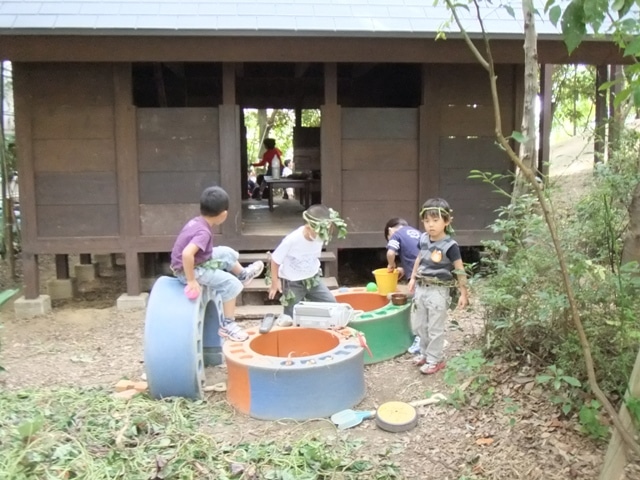 関西学院幼稚園 今日の子どもたち サツマイモの蔓の遊び