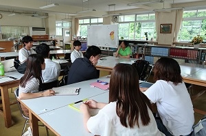 隠岐高校の教諭と意見交換をする学生たち