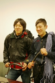 中島健郎さん(理4)と山本大貴さん(社2)