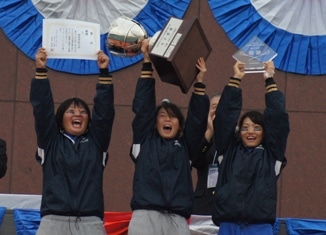 優勝カップを掲げるラクロス部員（体育会編集部提供）