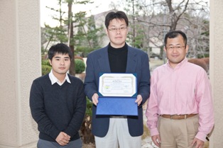 左から小野さん、藤原さん、巳波准教授