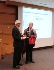 2012.01.06.尾崎理工学部教授が、MITから Dasari Lecture Award を受賞