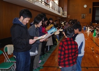 児童から寄せ書きを受け取った学生たち