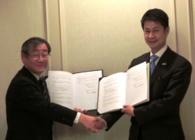 井上琢智関学大学長（左）と湯﨑英彦広島県知事（右）