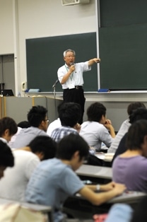 講義をする戸田・多可町長