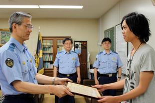 感謝状を贈呈される東さん